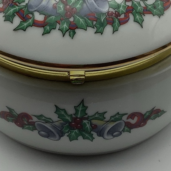 Vintage 1992 Heritage House Silver Bells Christmas Musical Box - Picture 6 of 14